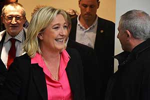Paul-Marie Coûteaux (à gauche) et Marine Le Pen, en avril 2012 - Photo : Rémi Noyon/Flickr cc.